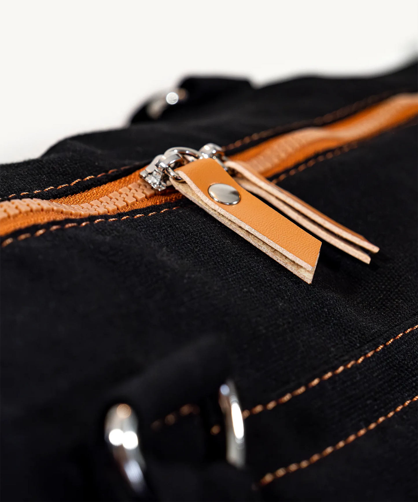 Détails de confection du sac de transport Yogaterrae : double zip et poignées renforcées pour un transport sécurisé et stylé de votre équipement.