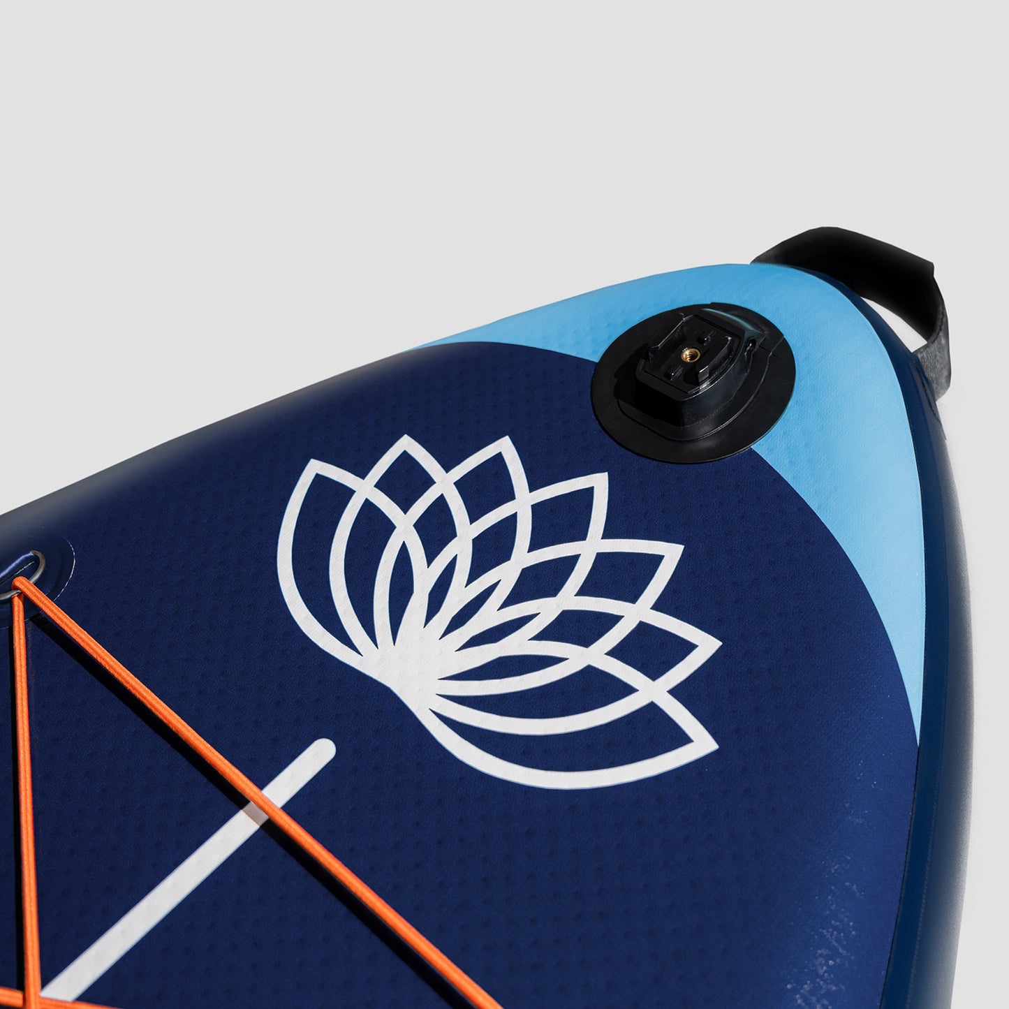 "Befestigungssystem für GoPro-Kameras auf dem Deck der Yogaterrae SUPs mit dem Pflanzen- und Wassersymbol der Lotusblume".