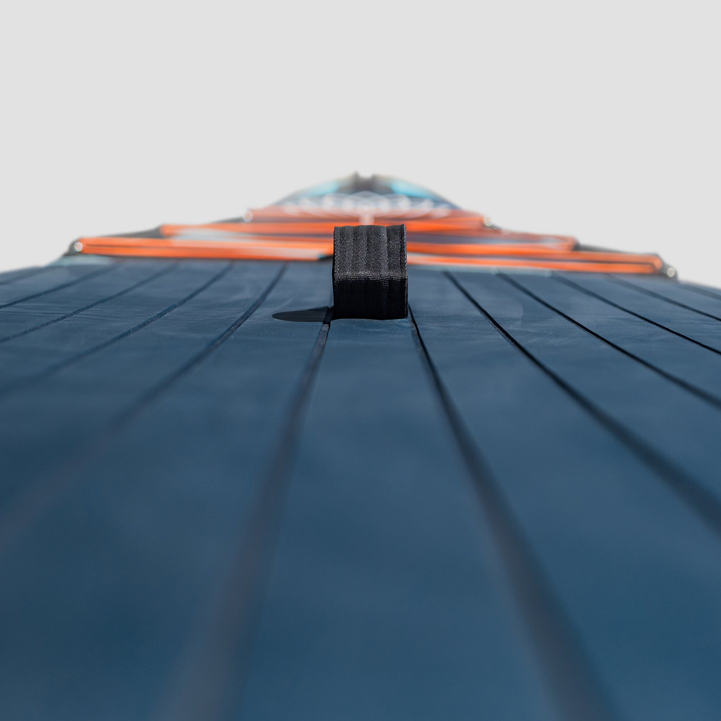 "Breite Decksmatte, Yogaterrae SUP Pad mit weicher rutschfester Textur, integrierter Griff, sicherer Halt".