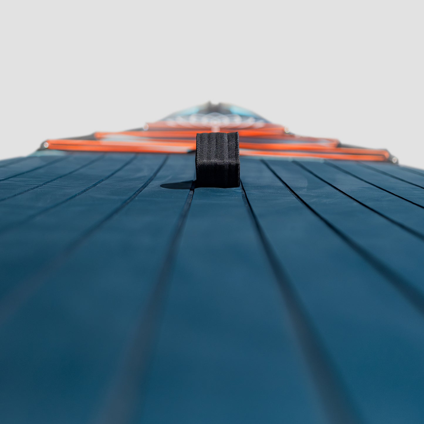 "Breite Decksmatte, Yogaterrae SUP Pad mit weicher rutschfester Textur, integrierter Griff, sicherer Halt".