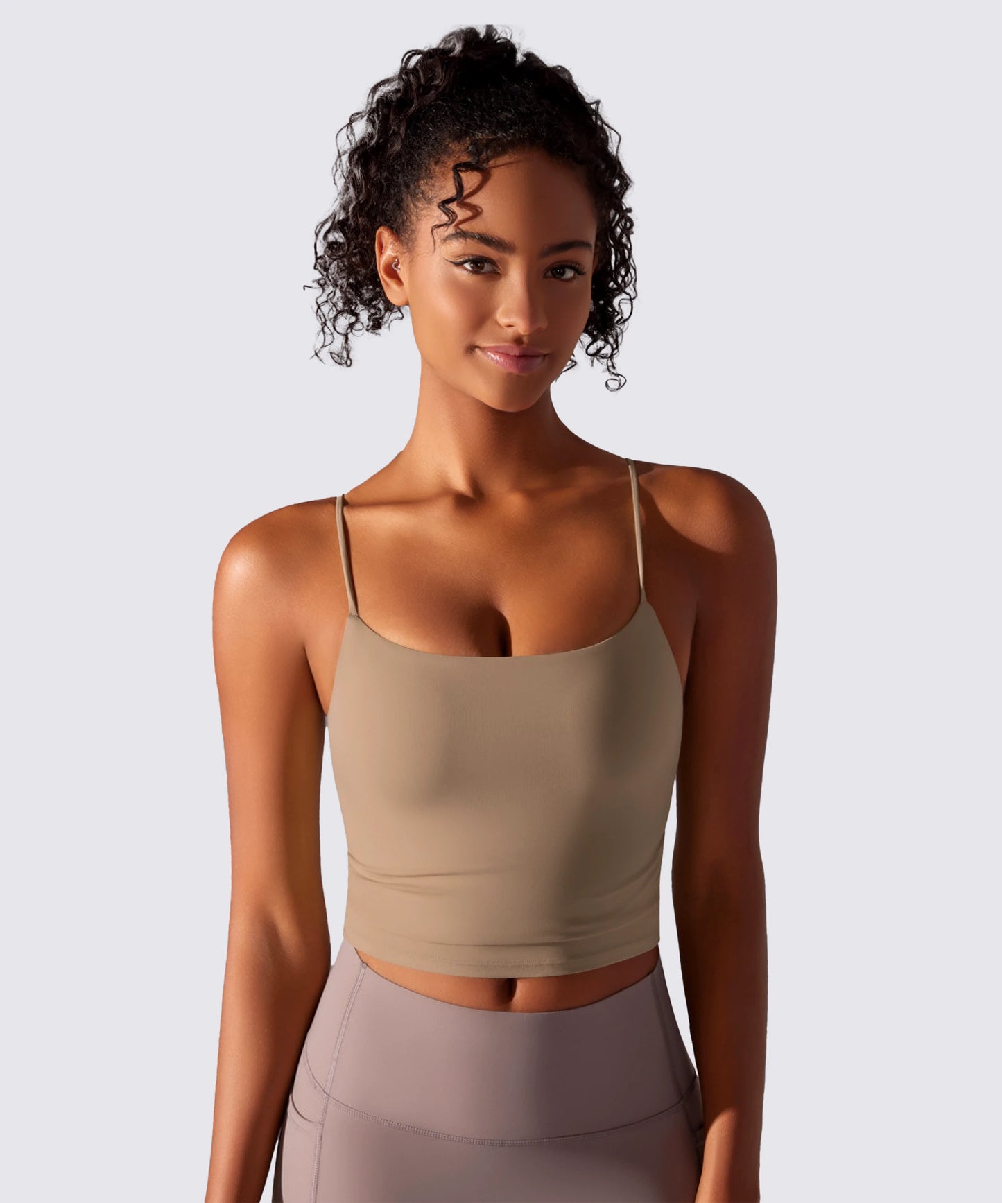 SUJETADOR DEPORTIVO BEIGE CON TIRANTES FINOS PARA MAYOR SUJECIÓN Y COMODIDAD