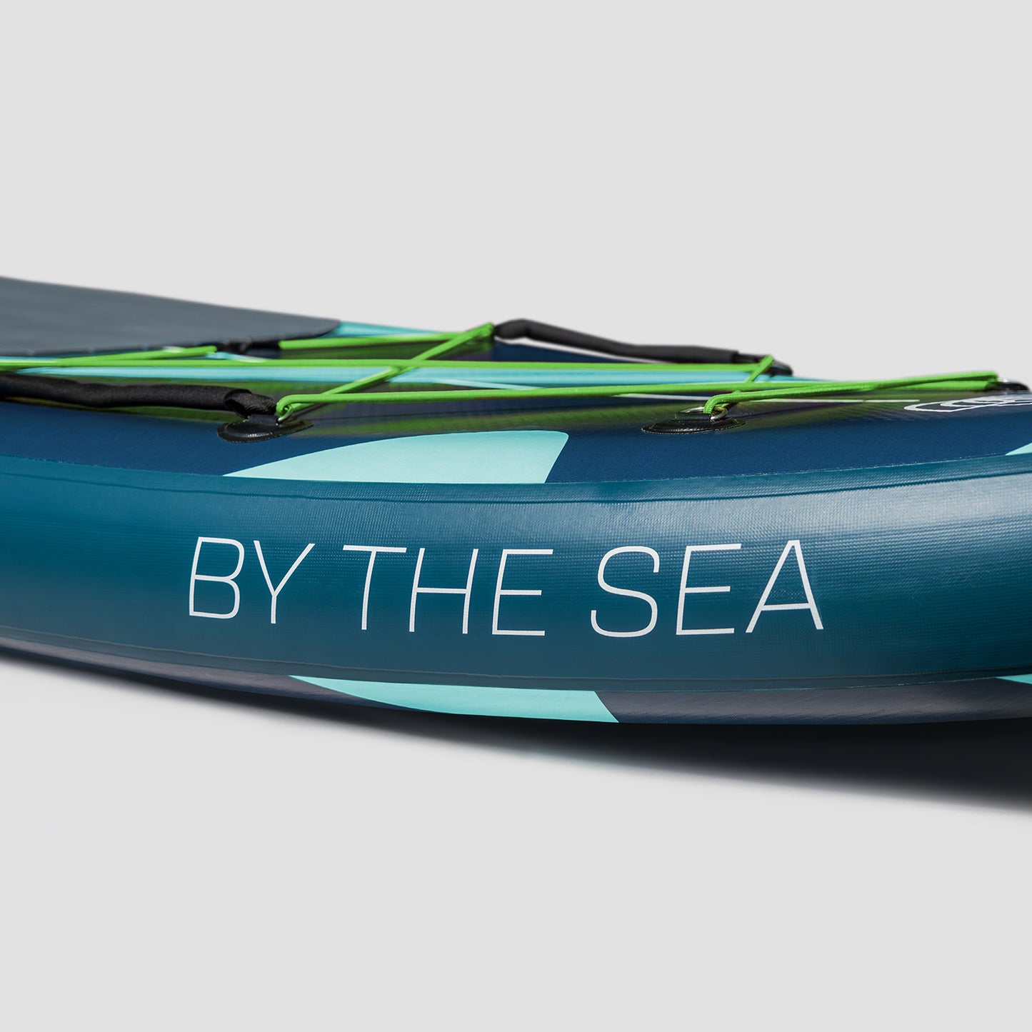 "Dettagli della qualità degli anelli a D, delle reti, delle cinghie, delle giunzioni in PVC impeccabili dei SUP Yogaterrae a tema By The Sea".