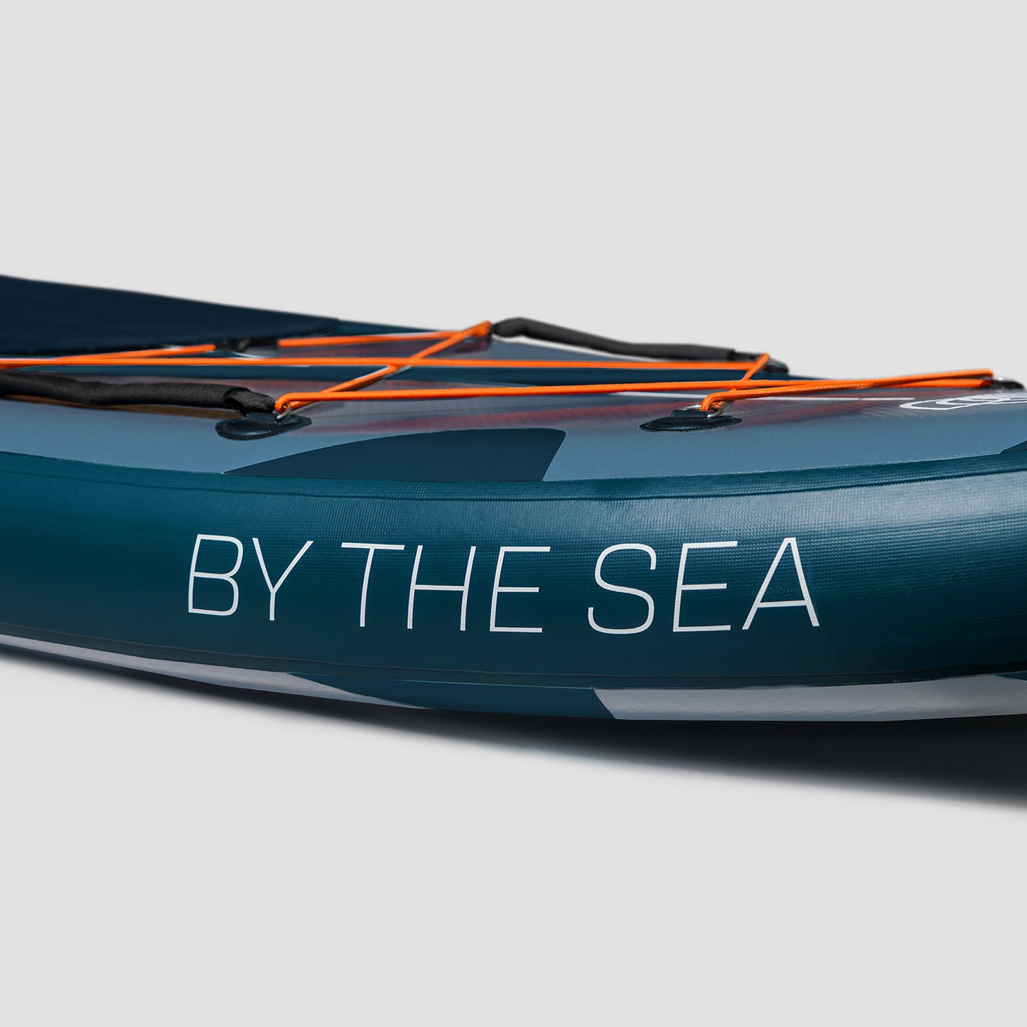 "Dettagli della qualità degli anelli a D, delle reti, delle cinghie, delle giunzioni in PVC impeccabili dei SUP Yogaterrae a tema By The Sea".