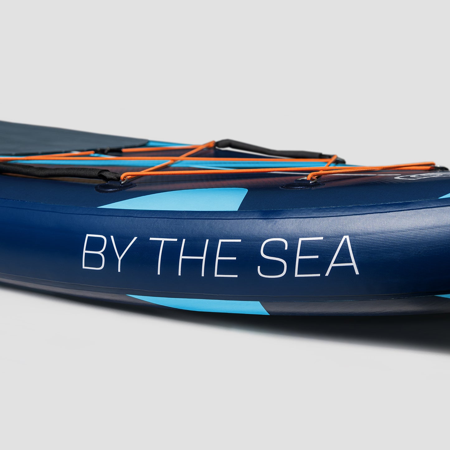 "Dettagli della qualità degli anelli a D, delle reti, delle cinghie, delle giunzioni in PVC impeccabili dei SUP Yogaterrae a tema By The Sea".
