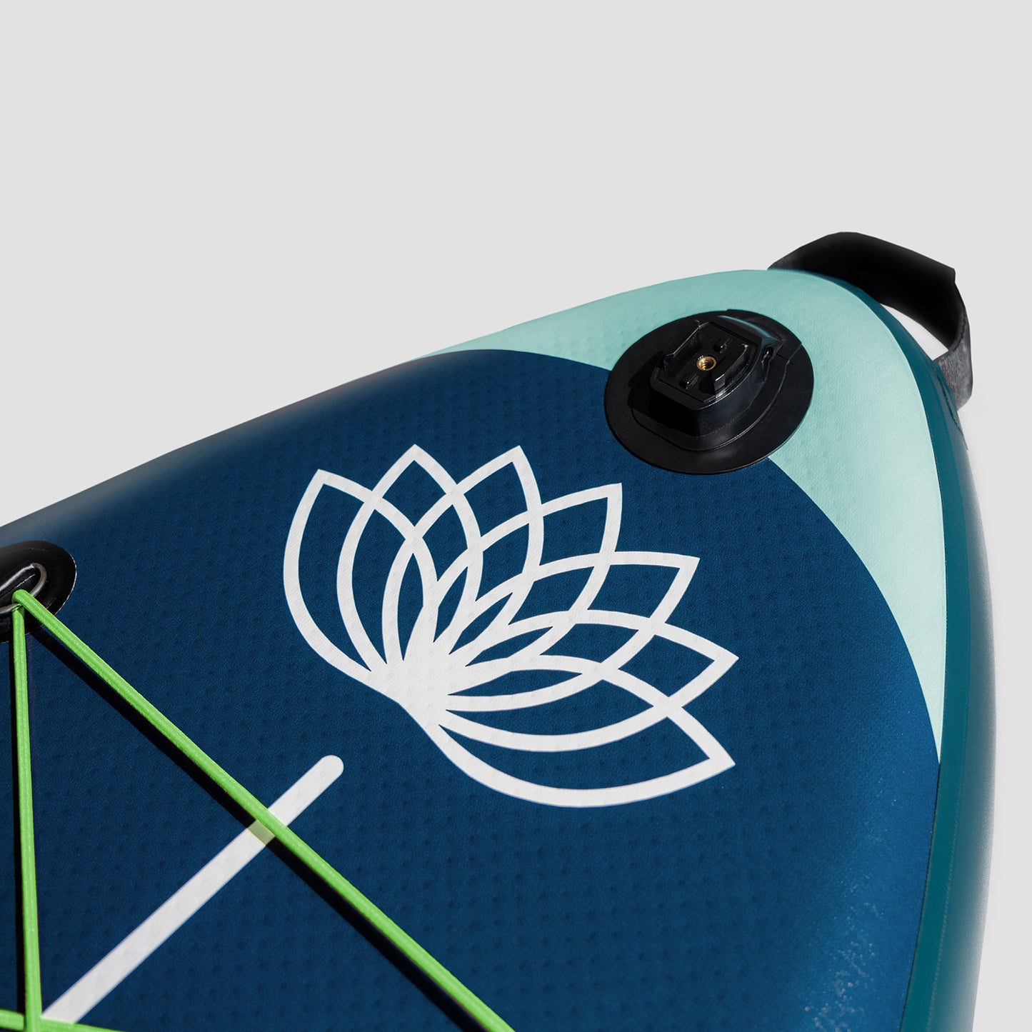 "Sistema di fissaggio della videocamera GoPro sul ponte dei SUP Yogaterrae con il simbolo del loto vegetale e acquatico".