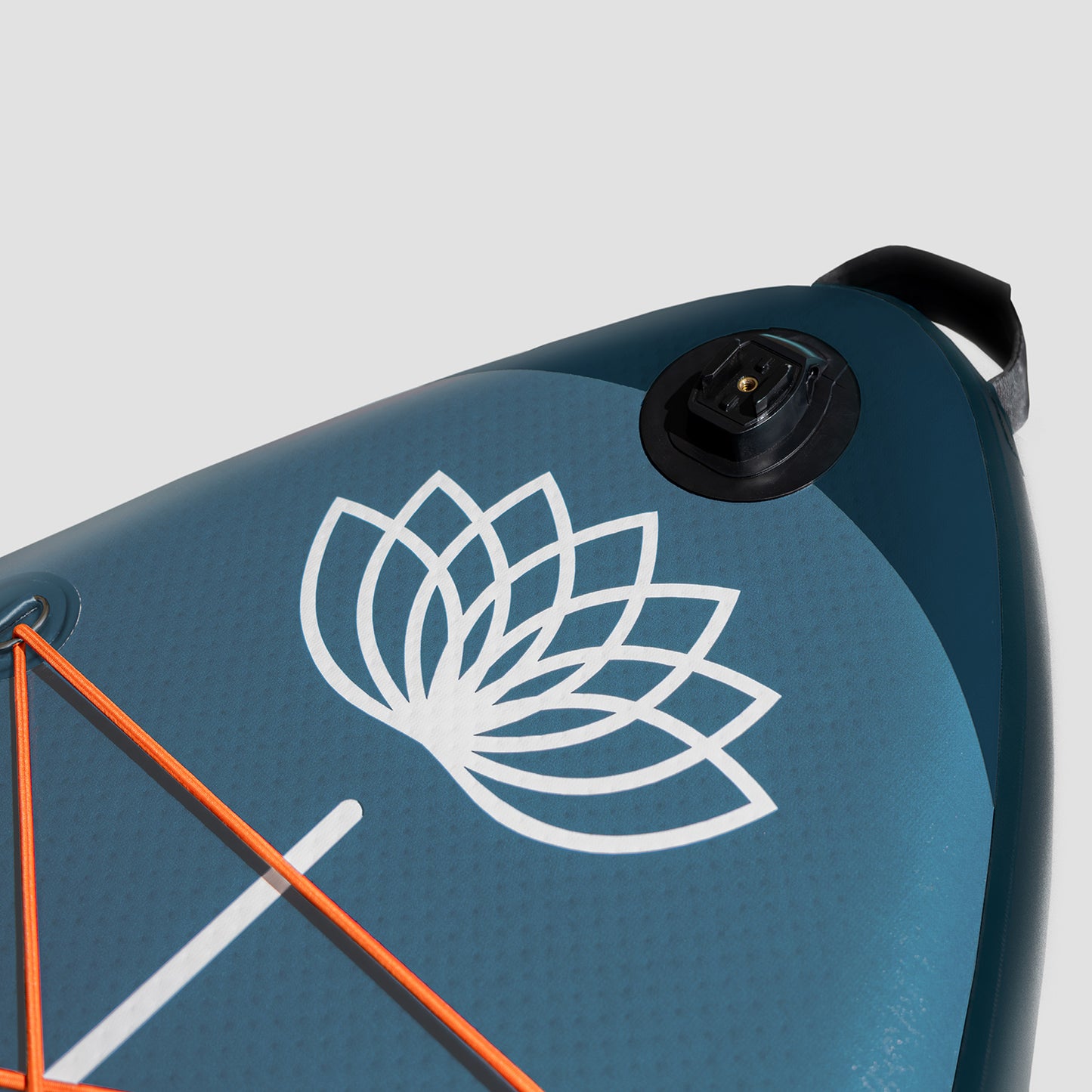 "Sistema di fissaggio della videocamera GoPro sul ponte dei SUP Yogaterrae con il simbolo del loto vegetale e acquatico".