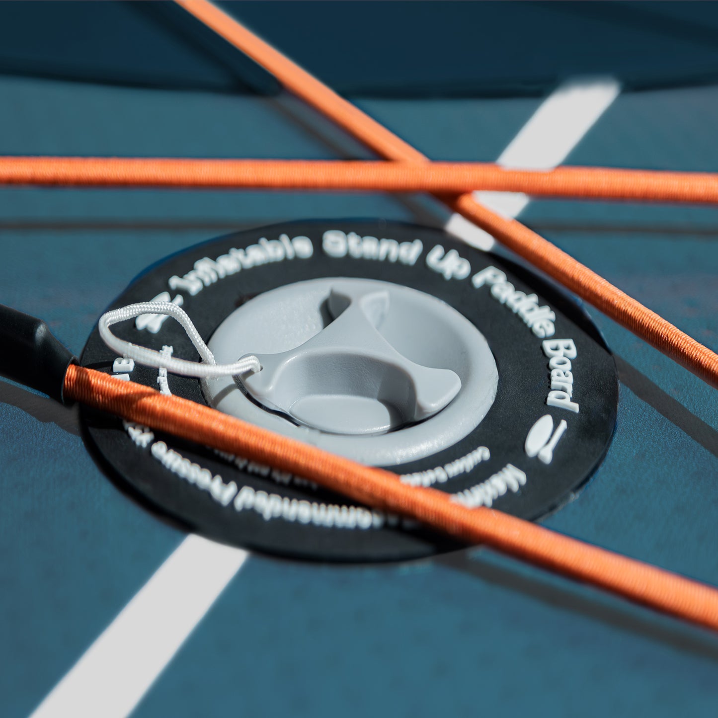 "Valvola di gonfiaggio di alta qualità sulle tavole da SUP Yogaterrae, che garantisce sicurezza e durata".