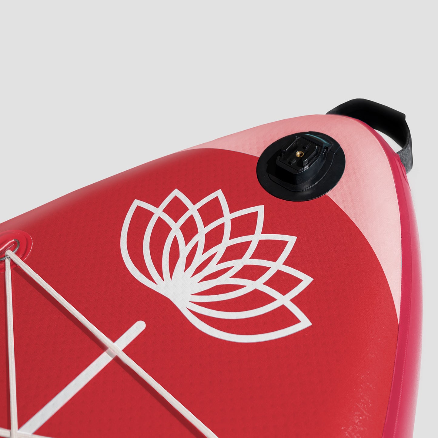 "Système d'accroche pour caméra GoPro sur le pont des SUP Yogaterrae avec le symbole végétal et aquatique du lotus"