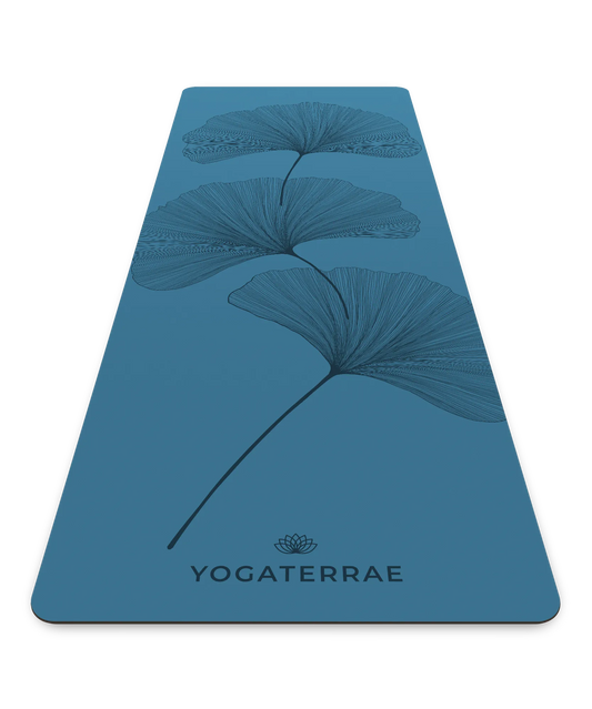 Tapis de yoga premium Yogaterrae en PU et caoutchouc naturel Bleu polaire, orné de motifs artistiques Ginkgo Biloba en perspective