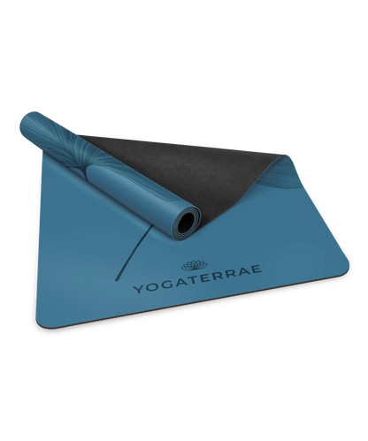 Tapis de yoga en PU Bleu polaire Yogaterrae enroulé, mettant en avant le logo de la marque et la texture de la surface de pratique