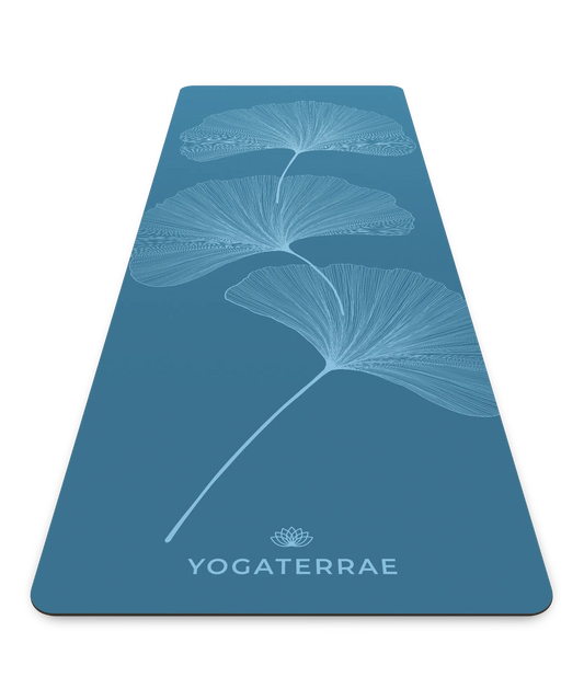 Tapis de yoga technique Yogaterrae en PU et caoutchouc naturel, coloris Bleu Polaire avec impression "Light" des feuilles de Ginkgo Biloba en perspective