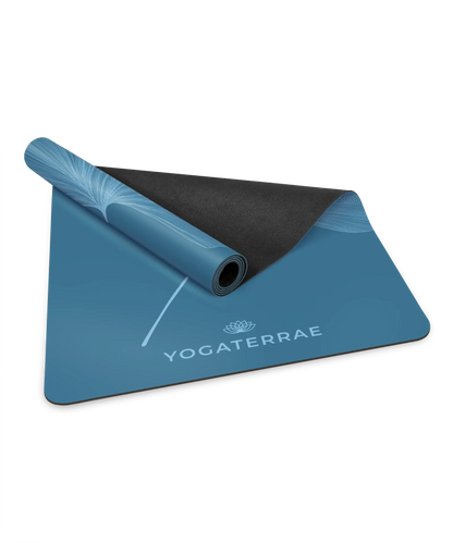 Détail de la surface antidérapante Bleu Polaire et de la base en caoutchouc naturel noir d'un tapis de yoga Yogaterrae