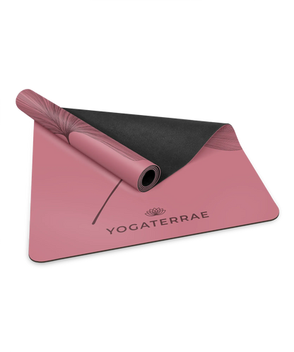 Zoom sur la bi-matière premium : revêtement PU Bordeaux Vintage et base haute densité en caoutchouc naturel noir d'un tapis Yogaterrae