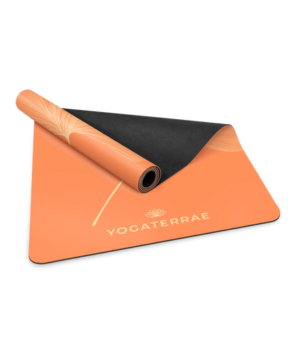 Zoom sur la bi-matière du tapis Yogaterrae : revêtement PU coloris Sunset et base amortissante en caoutchouc naturel noir