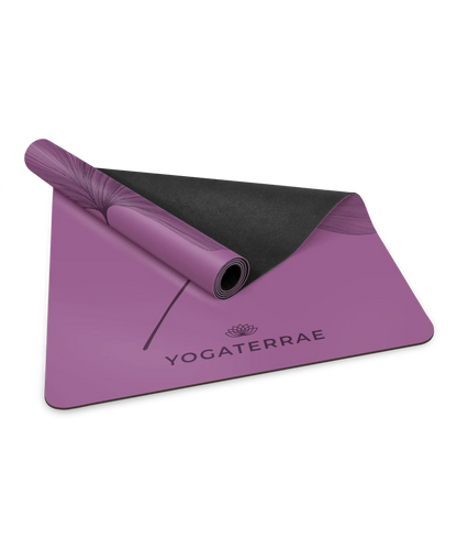 Zoom sur la bi-matière premium : revêtement PU Violet Vintage et base haute densité en caoutchouc naturel noir d'un tapis Yogaterrae