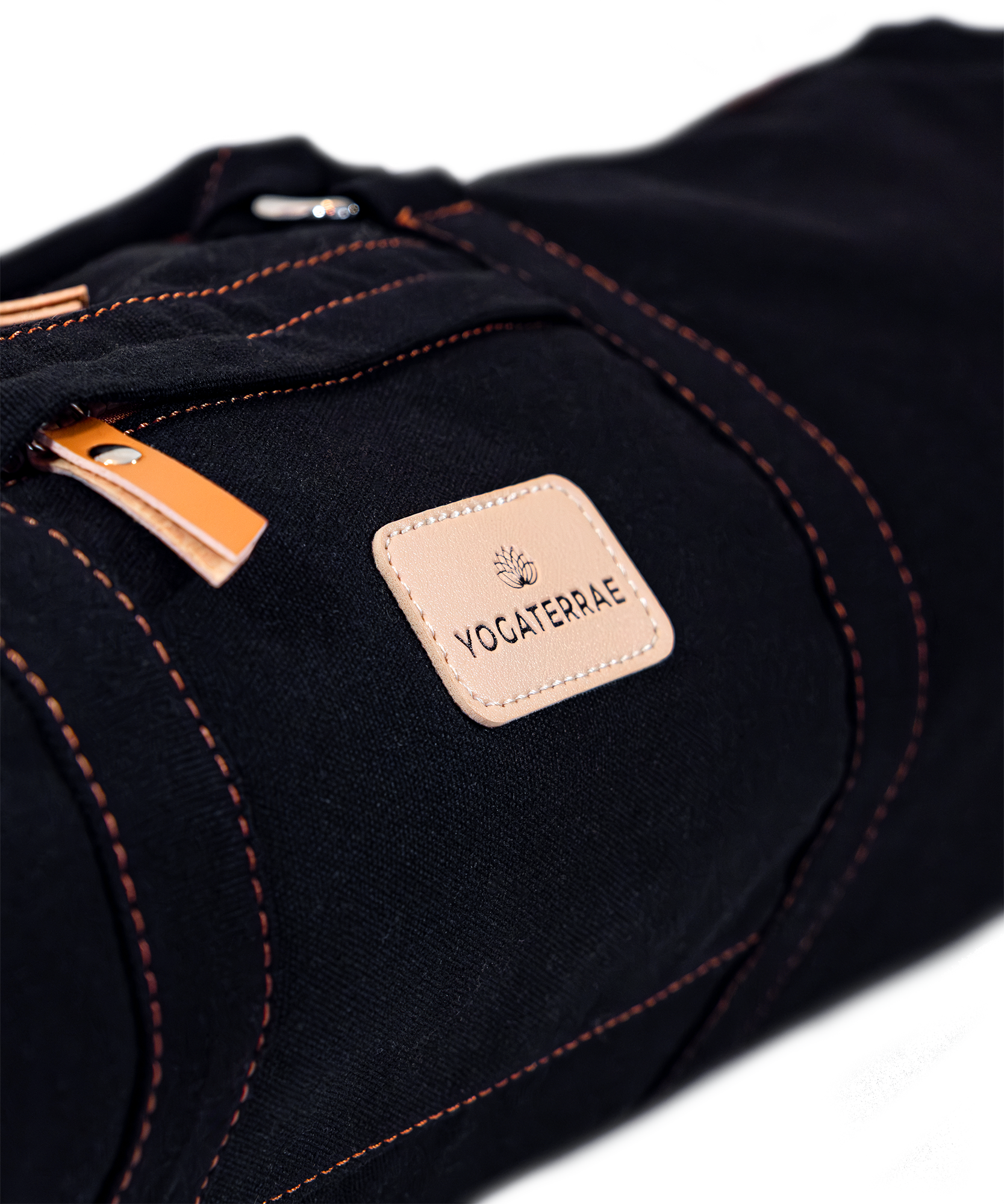 Poche zippée pour le portable sur le côté du sac de  yoga avec étiquette cousue sur toile coton canvas.