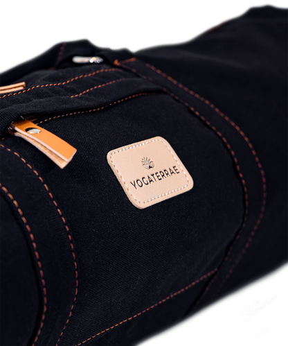 Poche zippée pour le portable sur le côté du sac de  yoga avec étiquette cousue sur toile coton canvas.