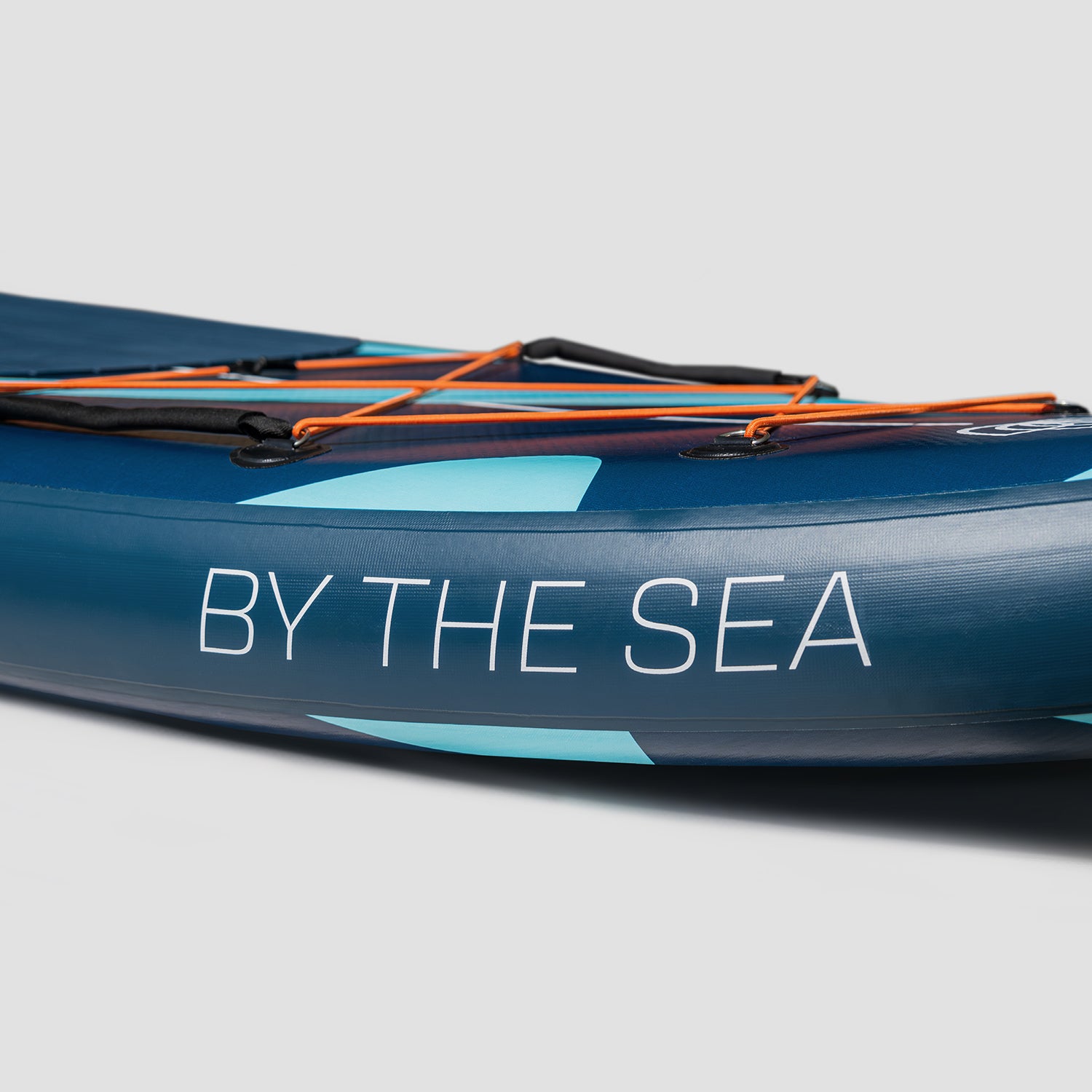 "Details der hochwertigen D-Ringe, Netze, Gurte, makellose PVC-Verbindungen der Yogaterrae SUPs mit dem Thema By The Sea".