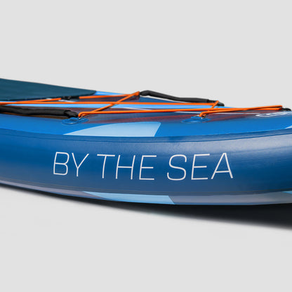 "Details der hochwertigen D-Ringe, Netze, Gurte, makellose PVC-Verbindungen der Yogaterrae SUPs mit dem Thema By The Sea".