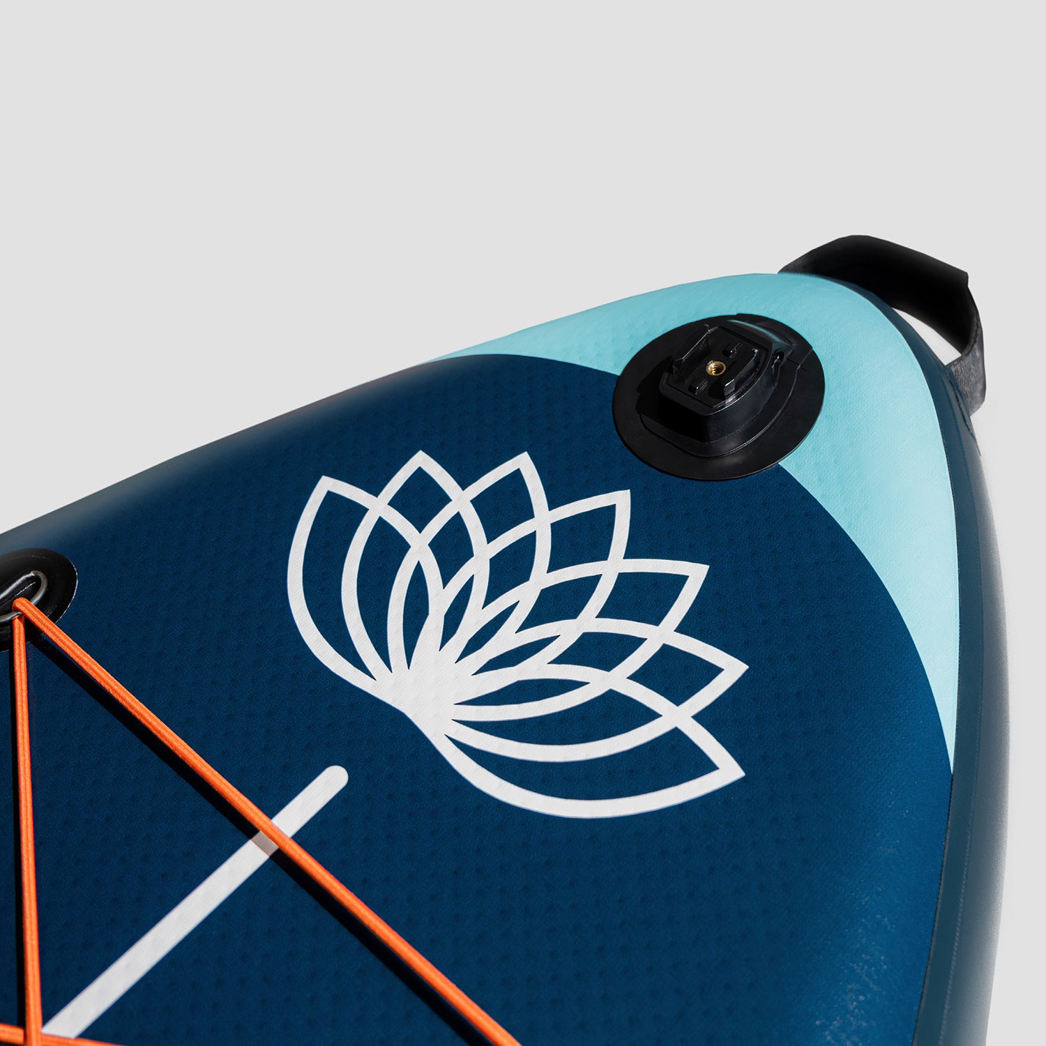 "Befestigungssystem für GoPro-Kameras auf dem Deck der Yogaterrae SUPs mit dem Pflanzen- und Wassersymbol der Lotusblume".