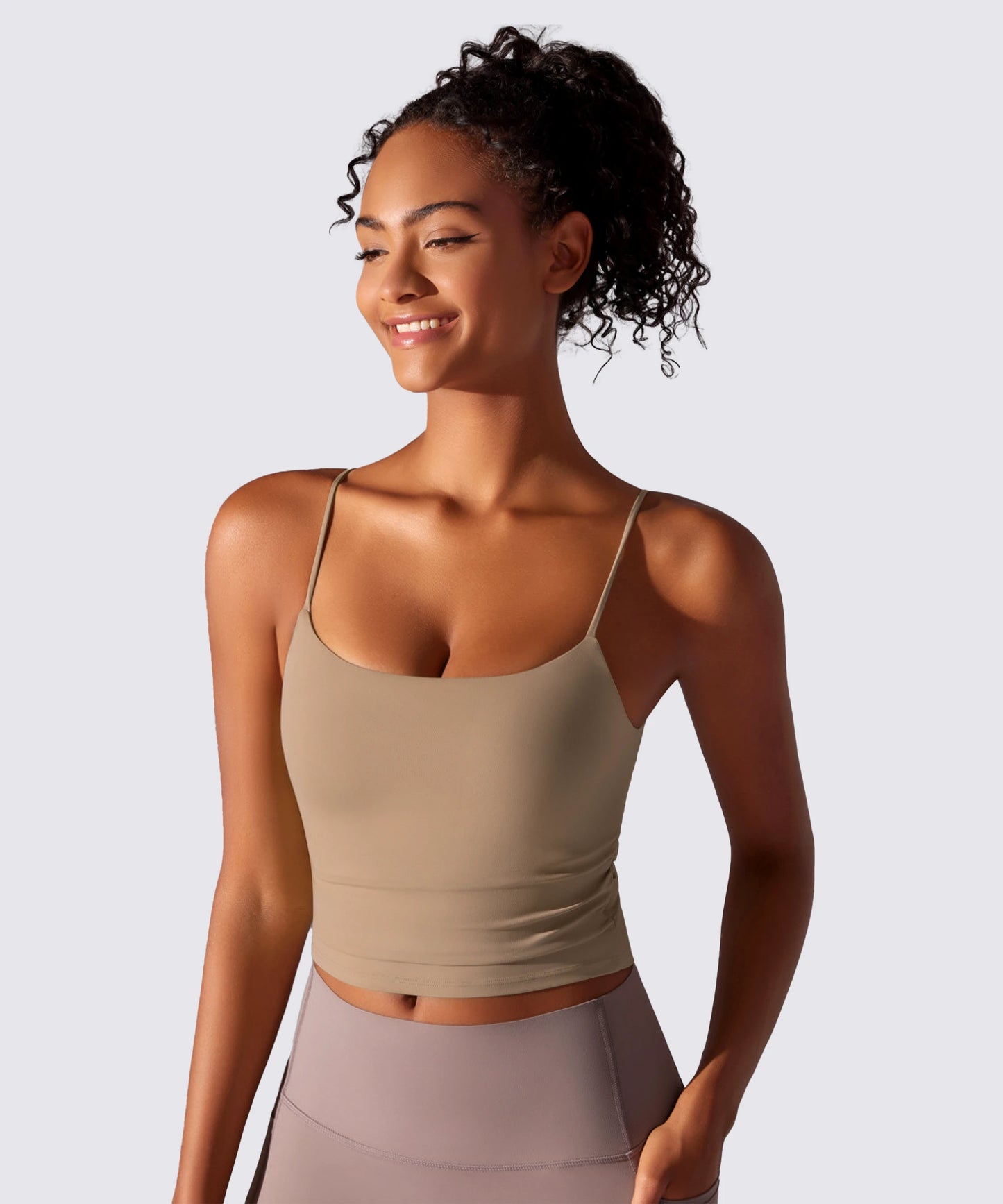SUJETADOR DEPORTIVO BEIGE CON TIRANTES FINOS PARA MAYOR SUJECIÓN Y COMODIDAD