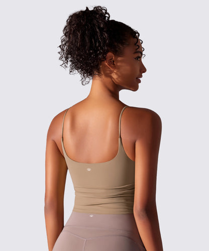 SUJETADOR DEPORTIVO BEIGE CON TIRANTES FINOS PARA MAYOR SUJECIÓN Y COMODIDAD