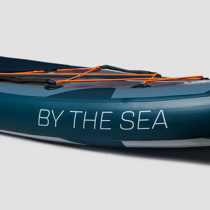 "Dettagli della qualità degli anelli a D, delle reti, delle cinghie, delle giunzioni in PVC impeccabili dei SUP Yogaterrae a tema By The Sea".