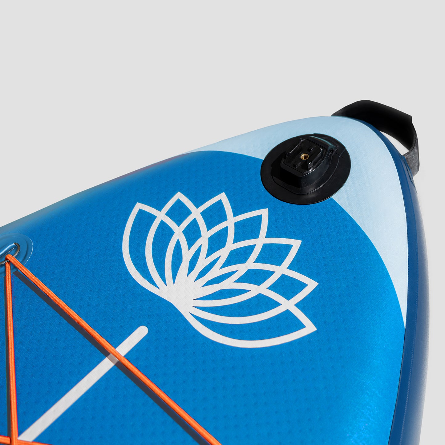 "Sistema di fissaggio della videocamera GoPro sul ponte dei SUP Yogaterrae con il simbolo del loto vegetale e acquatico".