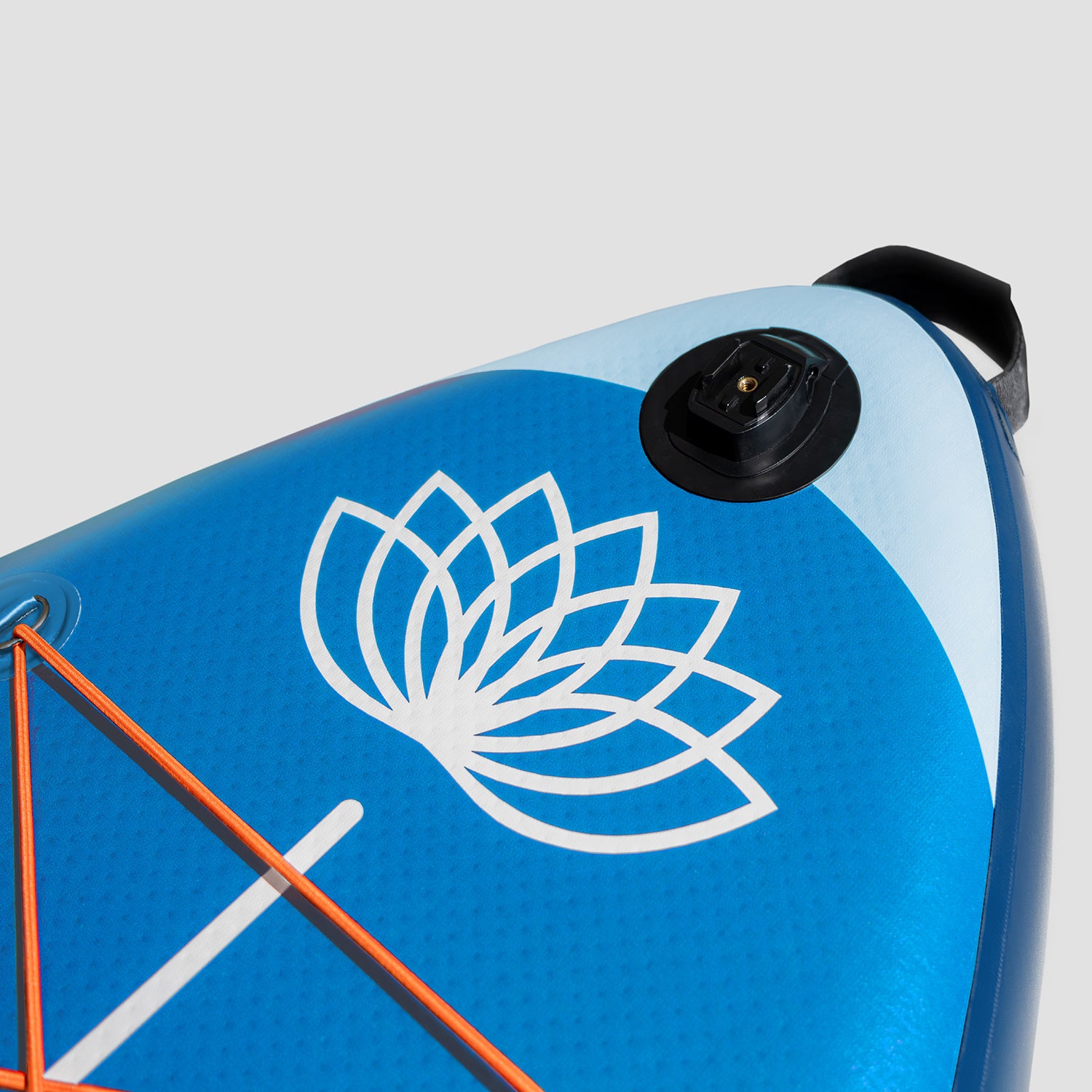 "Sistema di fissaggio della videocamera GoPro sul ponte dei SUP Yogaterrae con il simbolo del loto vegetale e acquatico".